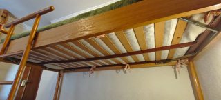 Dormitorio juvenil completo en madera clara.