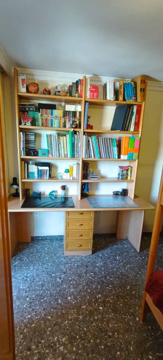 Dormitorio juvenil completo en madera clara.