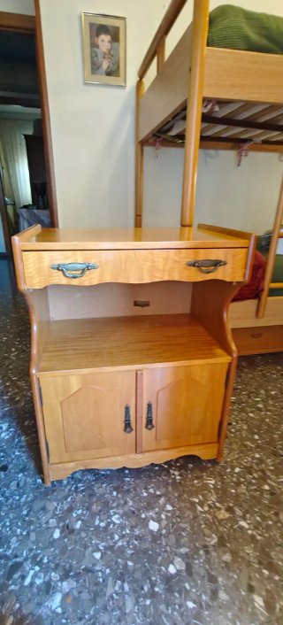 Dormitorio juvenil completo en madera clara.