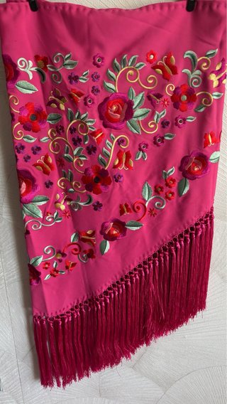 Mantoncillo bordado flores rosa