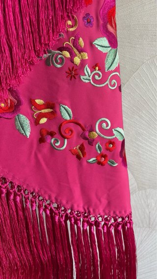 Mantoncillo bordado flores rosa