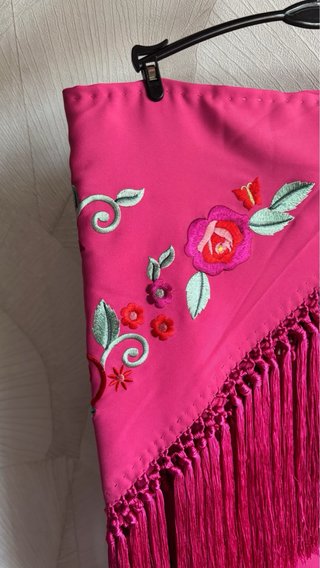 Mantoncillo bordado flores rosa