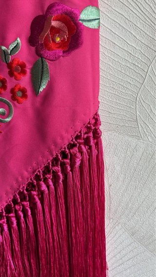 Mantoncillo bordado flores rosa