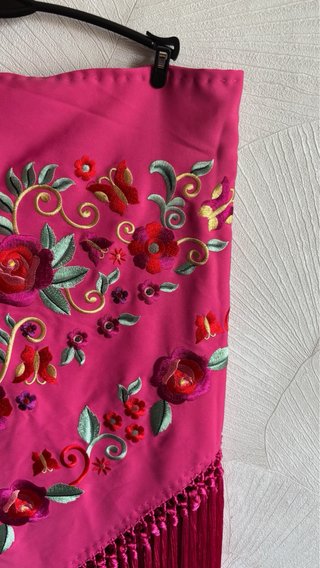 Mantoncillo bordado flores rosa