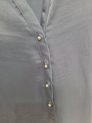 Blusa azul con detalles