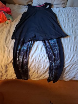 Leggings y camiseta sin mangas negra