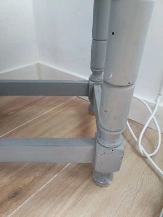 Mesita de madera gris con cajón
