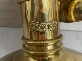 Lámpara de techo dorada y blanca