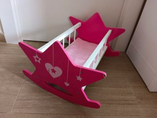 Cuna de muñecas de madera rosa