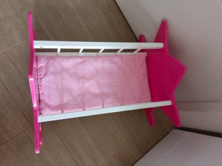 Cuna de muñecas de madera rosa