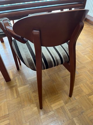Mesa de comedor de madera y cristal