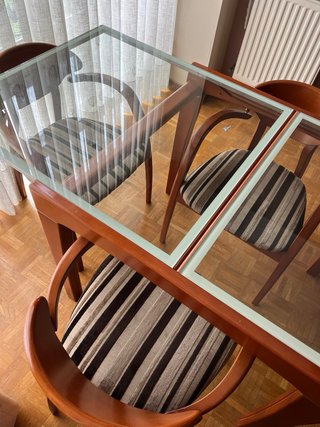 Mesa de comedor de madera y cristal