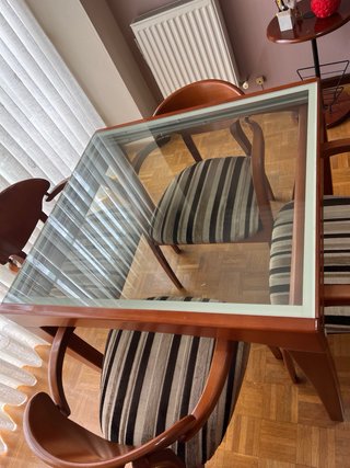 Mesa de comedor de madera y cristal