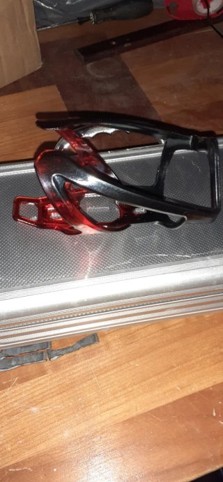 Botellero rojo y negro