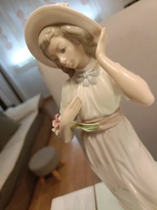 Figura Porcelana Nao Mujer con Flores