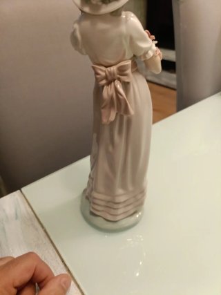 Figura Porcelana Nao Mujer con Flores