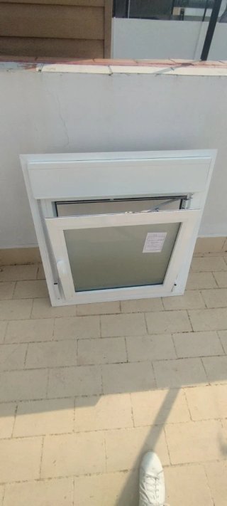 Ventana oscilobatiente con persiana