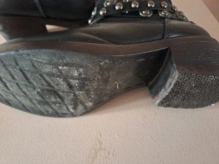 Botines negros con tachuelas
