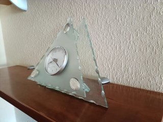 Reloj de mesa triangular de cristal