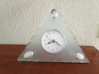 Reloj de mesa triangular de cristal