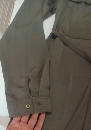 Minivestido camisero verde militar Stradivarius M