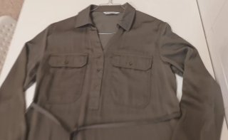Minivestido camisero verde militar Stradivarius M