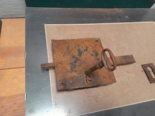 Antigua cerradura y llave de metal