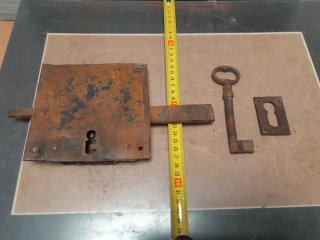 Antigua cerradura y llave de metal
