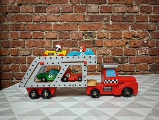 Camión de juguete de madera con coches