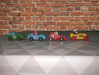 Camión de juguete de madera con coches