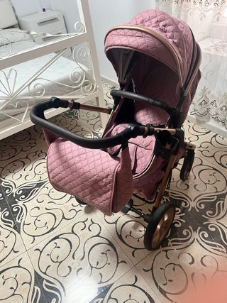 Carrito de bebé rosa casi nuevo