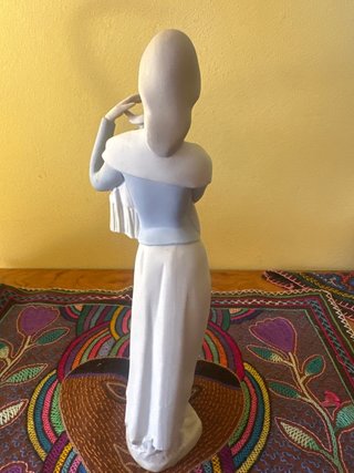 Figura mujer con pájaro biscuit,inicios de Lladró