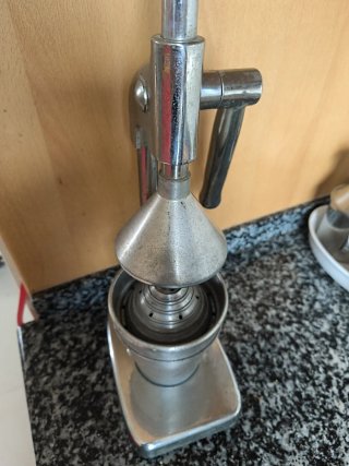 Exprimidor de aluminio vintage