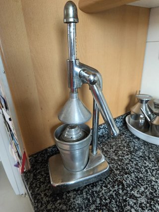 Exprimidor de aluminio vintage