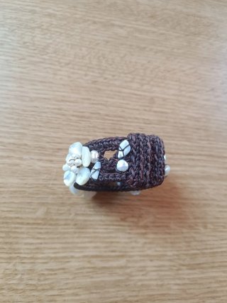 Pulsera hilo marrón con flores blancas
