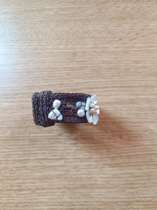 Pulsera hilo marrón con flores blancas