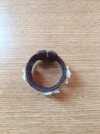 Pulsera hilo marrón con flores blancas