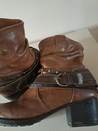 Botines marrones con tachuelas