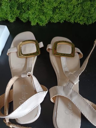 Sandalias Beige con Hebilla Dorada