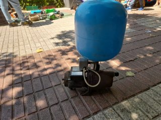 Bomba de agua con depósito azul