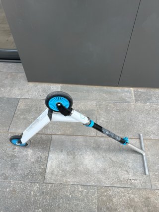 Patinete blanco y azul