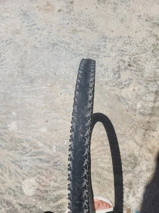 Rueda de bicicleta y sillín