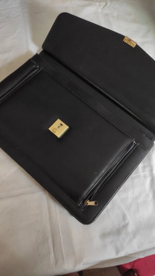 Elegante maletín ejecutivo piel negra