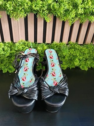 Sandalias de tacón negras con estampado floral