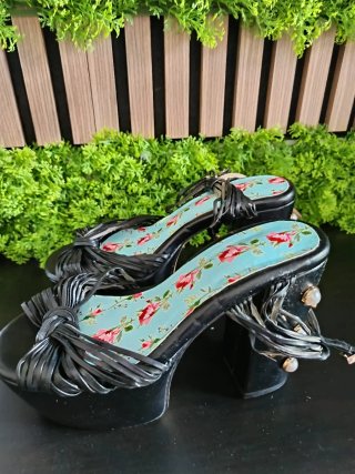 Sandalias de tacón negras con estampado floral