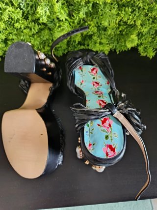 Sandalias de tacón negras con estampado floral