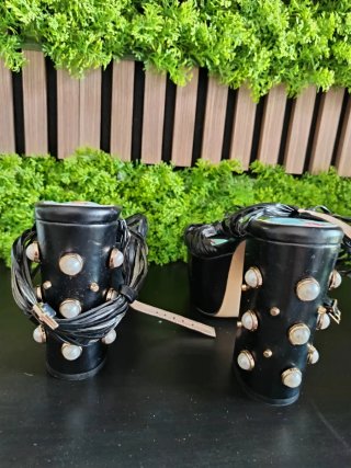 Sandalias de tacón negras con estampado floral