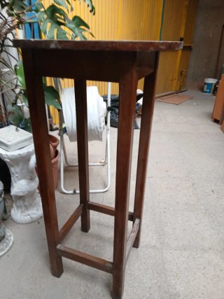Mesa alta de madera antigua