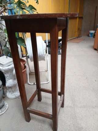 Mesa alta de madera antigua
