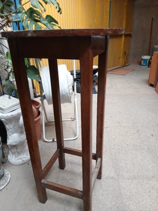 Mesa alta de madera antigua